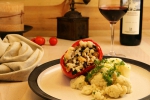 Gevulde paprika met geitenkaas en noten of Cordon blue, met aardappelpuree en bloemkool